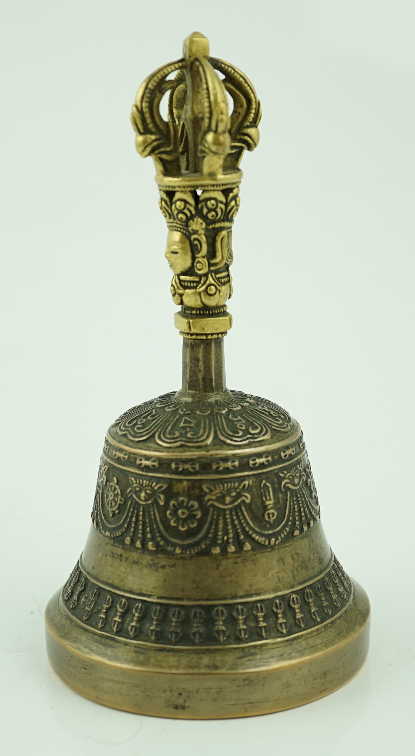 A Tibetan bronze ghanta bell, 18th/19th century